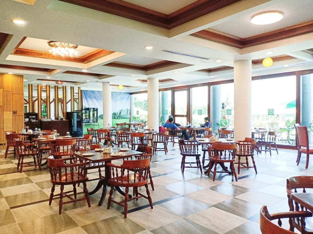 Pinehurst Golf Club And Hotel Pathum Thani Exterior foto