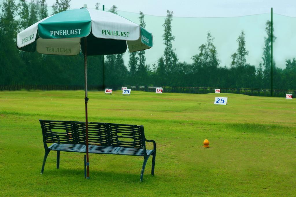 Pinehurst Golf Club And Hotel Pathum Thani Exterior foto