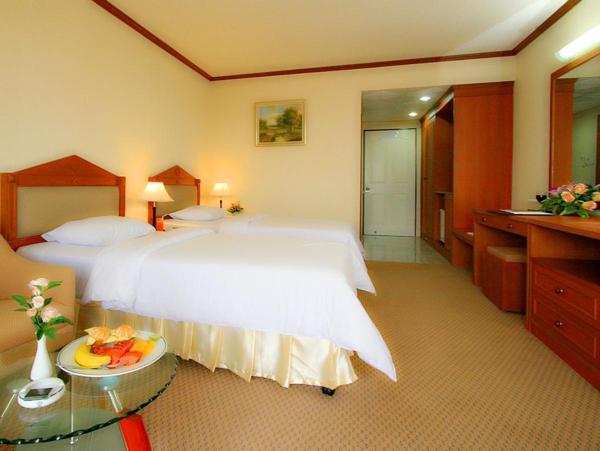 Pinehurst Golf Club And Hotel Pathum Thani Exterior foto