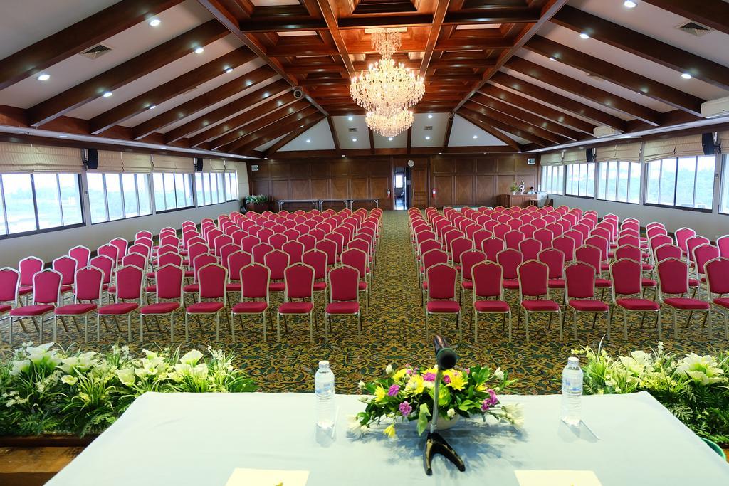 Pinehurst Golf Club And Hotel Pathum Thani Exterior foto