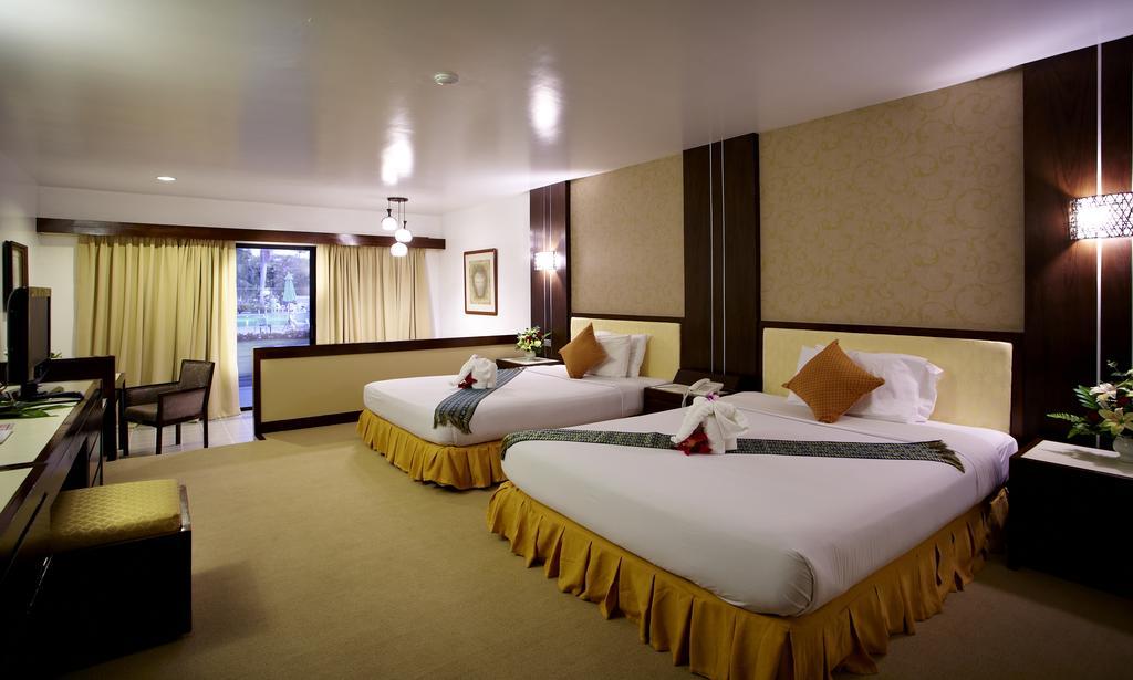 Pinehurst Golf Club And Hotel Pathum Thani Exterior foto