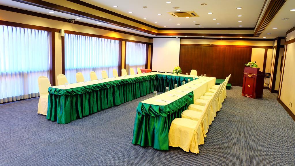 Pinehurst Golf Club And Hotel Pathum Thani Exterior foto