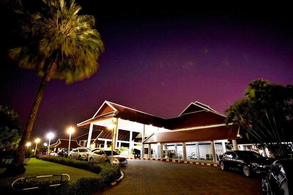 Pinehurst Golf Club And Hotel Pathum Thani Exterior foto